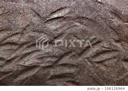 無数のえぐられたかのような打ち跡が入った古く荒々しい鋼鉄の板面 106126964