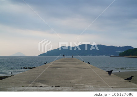 穏やかな海に伸びる防波堤 穏やかな海に伸びる防波堤 106127096