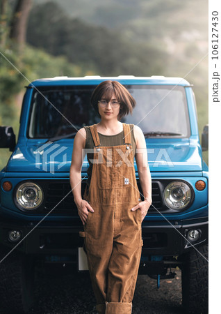 青い車の前でポケットに手を入れポーズをとってる女性 青い車の前でポケットに手を入れポーズをとってる女性 106127430