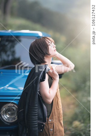 青い車の前で空を見上げてる横顔の女性 青い車の前で空を見上げてる横顔の女性 106127432