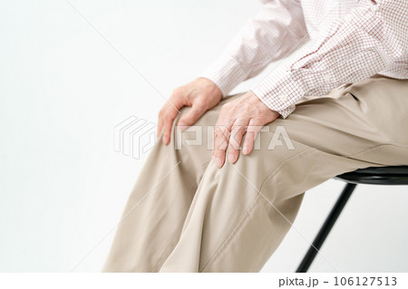 ひざ関節の痛み　シニア男性 106127513