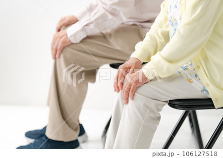 ひざ関節の痛み　シニア　女性　男性 106127518