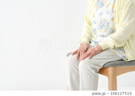 ひざ関節の痛み シニア女性 ひざ関節の痛み シニア女性 106127519