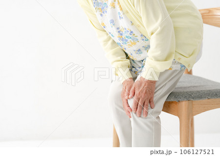 ひざ関節の痛み　シニア女性 106127521