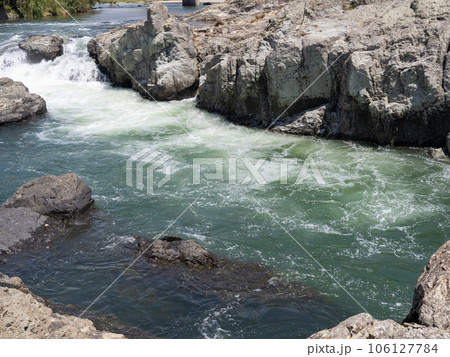 夏(8月)の闘竜灘(兵庫県加東市内)。加古川中流の景勝地。 夏(8月)の闘竜灘(兵庫県加東市内)。加古川中流の景勝地。 106127784