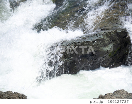 闘竜灘(兵庫県加東市内)の加古川の流れ。 闘竜灘(兵庫県加東市内)の加古川の流れ。 106127787