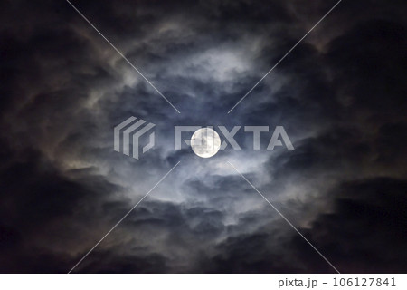 朧月の写真素材 [106127841] - PIXTA