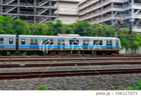 新百合ヶ丘駅を通過する小田急線の風景 106127875