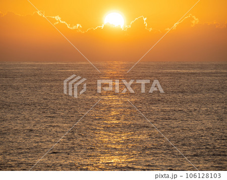 夕焼け空と穏やかな海(太平洋)。夏(8月)の高知県室戸市内の海岸より。 夕焼け空と穏やかな海(太平洋)。夏(8月)の高知県室戸市内の海岸より。 106128103