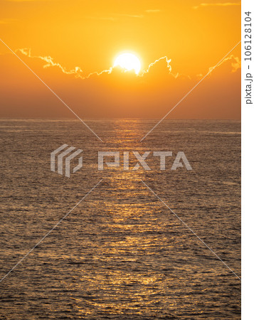 夕焼け空と穏やかな海(太平洋)。夏(8月)の高知県室戸市内の海岸より。(縦構図) 夕焼け空と穏やかな海(太平洋)。夏(8月)の高知県室戸市内の海岸より。(縦構図) 106128104