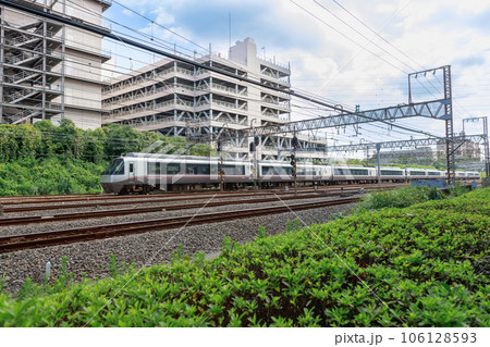 新百合ヶ丘駅を通過する小田急ロマンスカー 新百合ヶ丘駅を通過する小田急ロマンスカー 106128593
