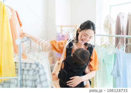 お店でショッピングをする若い親子 106128735