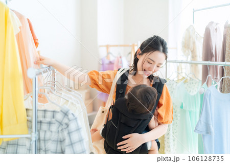 お店でショッピングをする若い親子 お店でショッピングをする若い親子 106128735