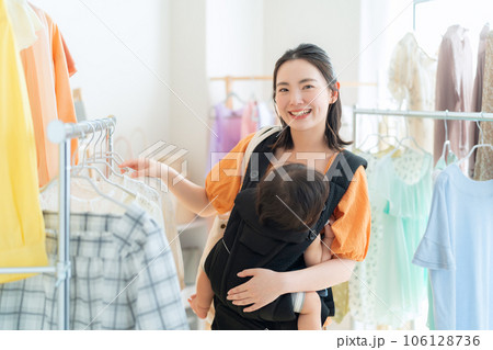 お店でショッピングをする若い親子 106128736