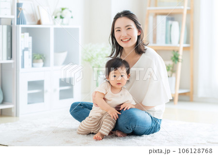 リビングで赤ちゃんと遊ぶ母親 リビングで赤ちゃんと遊ぶ母親 106128768