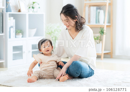 リビングで赤ちゃんと遊ぶ母親 106128771