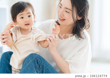 リビングで赤ちゃんと遊ぶ母親 106128774