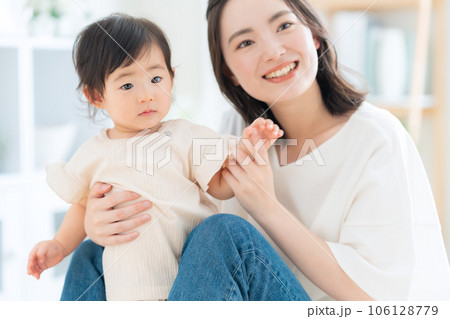 リビングで赤ちゃんと遊ぶ母親 106128779