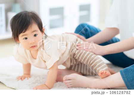 リビングで赤ちゃんと遊ぶ母親 106128782