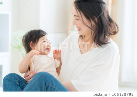 リビングで赤ちゃんと遊ぶ母親 リビングで赤ちゃんと遊ぶ母親 106128795