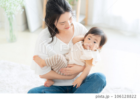 リビングで赤ちゃんと遊ぶ母親 106128822