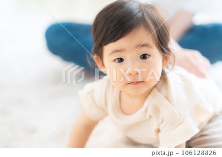 リビングで赤ちゃんと遊ぶ母親 106128826