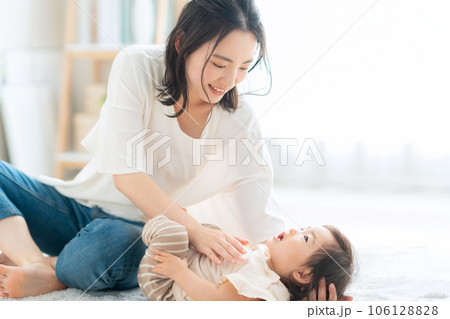 リビングで赤ちゃんと遊ぶ母親 106128828