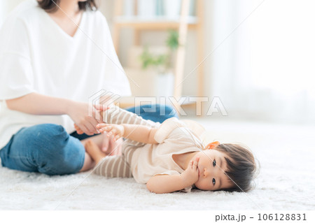 リビングで赤ちゃんと遊ぶ母親 106128831