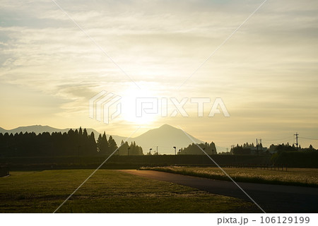 朝日が登る高千穂峰の自然風景 朝日が登る高千穂峰の自然風景 106129199