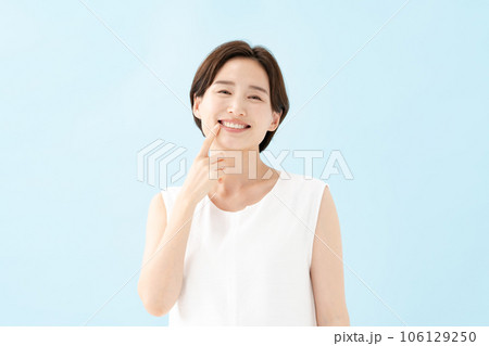 ビューティー　女性　指差し 106129250