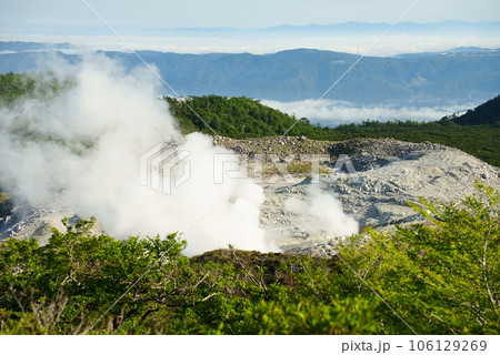 白煙を上げる硫黄山の景色 白煙を上げる硫黄山の景色 106129269