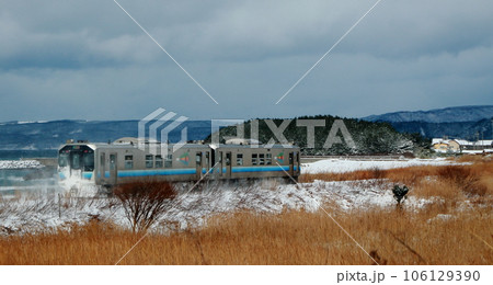 冬晴れの海岸を走る五能線列車 冬晴れの海岸を走る五能線列車 106129390