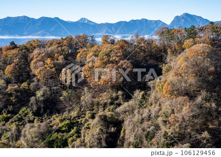 紅葉の山並み 紅葉の山並み 106129456