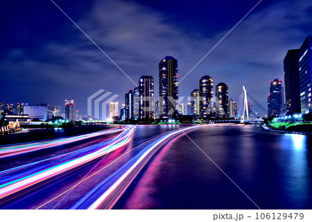 夜の永代橋からみる隅田川の屋形船の光跡と超高層マンション群の風景 夜の永代橋からみる隅田川の屋形船の光跡と超高層マンション群の風景 106129479
