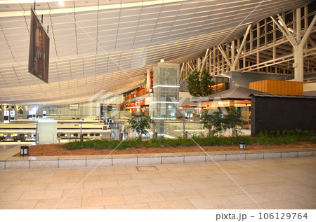 羽田空港の搭乗受付場所を上から撮影 106129764