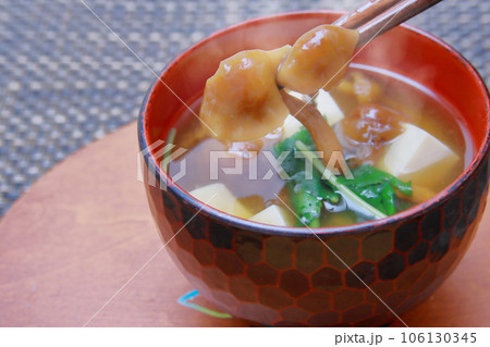 豆腐となめこの味噌汁 豆腐となめこの味噌汁 106130345