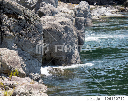 夏(8月)の闘竜灘(兵庫県加東市内)。加古川中流の景勝地。 夏(8月)の闘竜灘(兵庫県加東市内)。加古川中流の景勝地。 106130712
