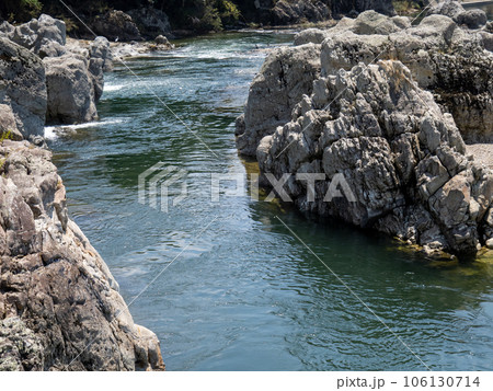 夏(8月)の闘竜灘(兵庫県加東市内)。加古川中流の景勝地。 106130714