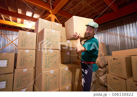 倉庫で働く男性スタッフ 106130822