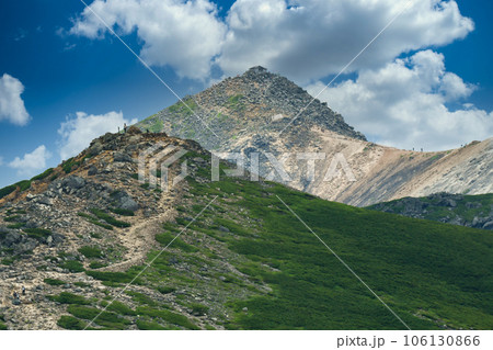 登山を楽しみハイカー 登山を楽しみハイカー 106130866