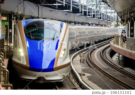 東京駅で発車を待つ北陸新幹線車両 東京駅で発車を待つ北陸新幹線車両 106131101