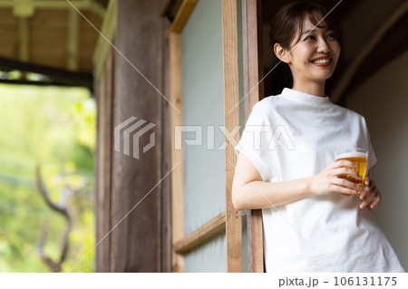 縁側でビールを飲む女性 106131175