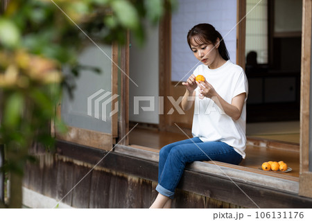 縁側で果物を食べる女性 縁側で果物を食べる女性 106131176