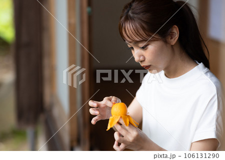 縁側で果物を食べる女性 縁側で果物を食べる女性 106131290