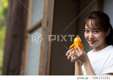 縁側で果物を食べる女性 縁側で果物を食べる女性 106131292