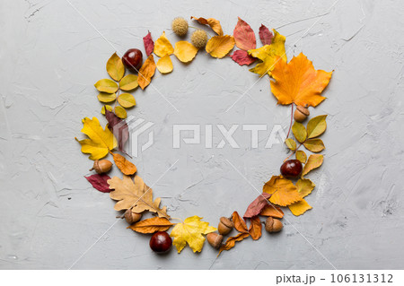 Autumn composition made of dried leaves, cones and acorns on table. Flat lay, top view 106131312