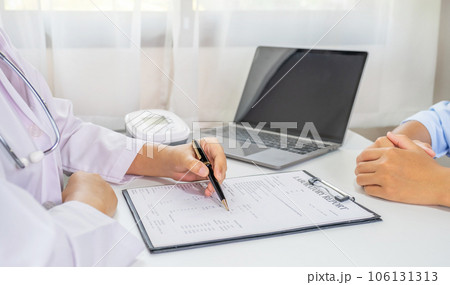 Doctor hand holding pen and explained examination results to the patient man, healthcare and medical checkup concept 106131313