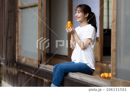 縁側で果物を食べる女性 縁側で果物を食べる女性 106131581