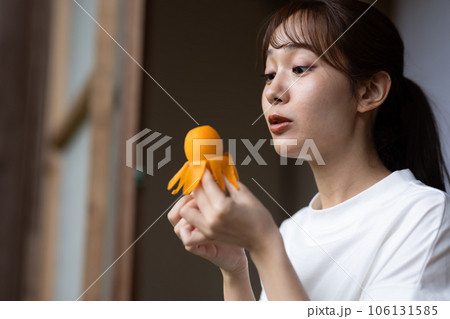 縁側で果物を食べる女性 縁側で果物を食べる女性 106131585