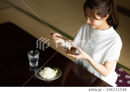 お家で素麺を食べるかわいい女性 お家で素麺を食べるかわいい女性 106131586